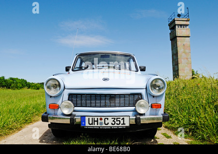 Trabi voiture en face de la tour d'observation de la RDA à l'ex-frontière intérieure allemande, Katharinenberg, Wendeleben, Thuringe Banque D'Images