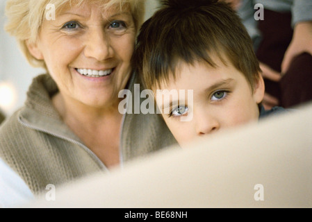 Petit garçon avec grand-mère, portrait Banque D'Images