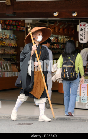 Moine pèlerin bouddhiste près du temple Kiyomizu-dera à Kyoto, Japon, Asie Banque D'Images