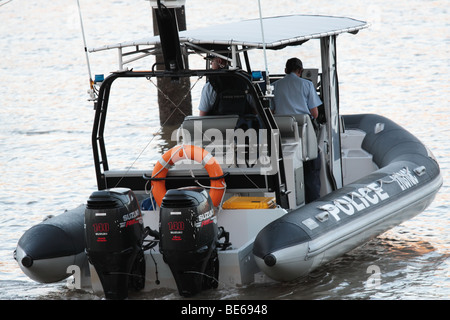 Police de l'eau sur un bateau de vitesse Banque D'Images