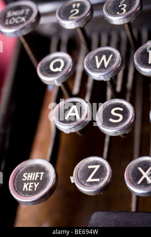 Vue sur une ancienne machine à écrire, mettant en évidence les touches de a à z. Banque D'Images