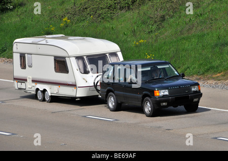 Autoroute M25 Range Rover car obscured plaque tractant une caravane deux essieux Banque D'Images