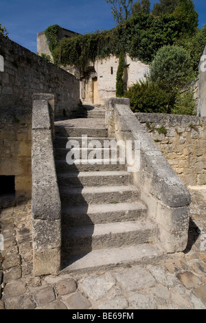 Marches de pierre menant à une vue sur le vin de Saint Emilion près de Bordeaux en France Banque D'Images