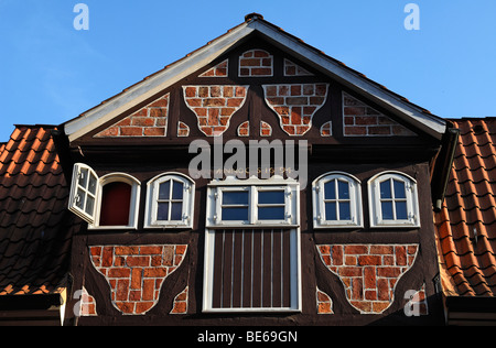 Vieille maison à colombages ornée, détail de la gable, 1694, dans la ville historique, Lunebourg, Basse-Saxe, Allemagne, Europe Banque D'Images