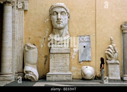 Statue colossale de l'empereur romain Constantin, Conservateur du palais épiscopal, Musées du Capitole, la colline du Capitole, Rome, Latium, Italie Banque D'Images