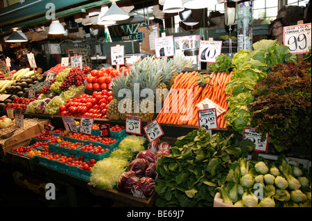 Stand de fruits et légumes au célèbre marché de Pike Place, Seattle, Washington, USA Banque D'Images