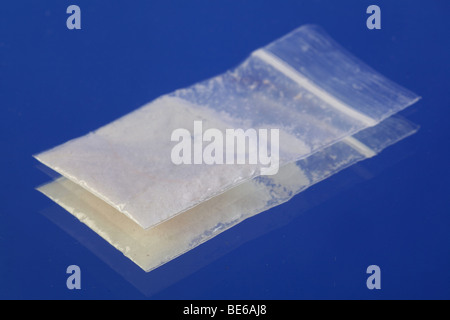 La méphédrone 4-methylmethcathinone (4-MMC) poudre avec un fond studio bleu. Un haut juridique étant vendu comme une poudre de MDMA. Banque D'Images