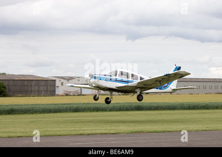 Piper PA-28-161 Cherokee Warrior II G-BODD en vol le décollage de Breighton Airfield Banque D'Images