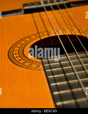 Cordes guitare acoustique espagnol et frettes Banque D'Images