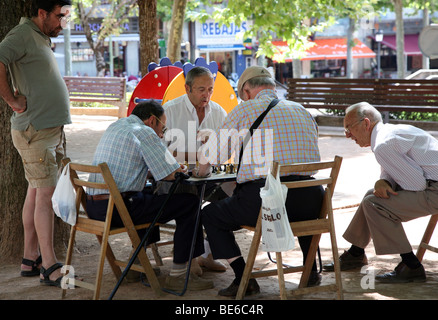 Les hommes jouant aux échecs dans le parc en ville espagnole de Jaca Banque D'Images