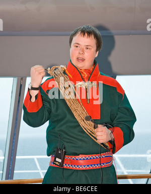 Jeune homme en costume traditionnel sami parle de la vie de son peuple. Banque D'Images