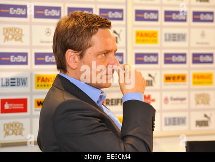 Manager Horst Heldt, le VfB Stuttgart, réfléchie, Mercedes-Benz Arena, Stuttgart, Bade-Wurtemberg, Allemagne, Europe Banque D'Images