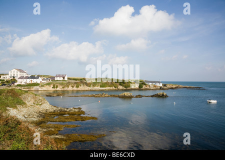 Bull Bay / Llechog Porth Anglesey au nord du Pays de Galles au Royaume-Uni. Village côtier et une petite baie sur la côte rocheuse à l'AONB Banque D'Images