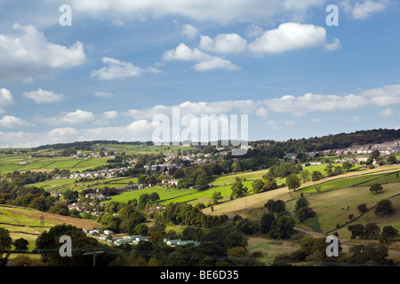 Royaume-uni, Angleterre, dans le Yorkshire, Keighley, Ferme de village au-dessus de la ligne de chemin de fer à vapeur Banque D'Images