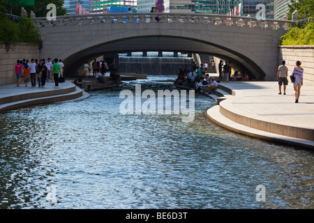 La rivière Cheonggyecheon à Séoul en Corée du Sud Banque D'Images