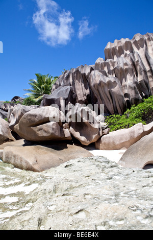 Plage de Grand Anse, avec le granite typique de la digue, l'île de La Digue, Seychelles, océan Indien, Afrique Banque D'Images