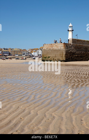 Ondulation sur St Ives Harbour Beach et Smeaton's pier sur une marée basse. Banque D'Images