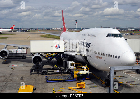 Les préparations d'un Boeing 747-400 de Qantas, BAA Heathrow International Airport, Terminal 4, London, England, United Kin Banque D'Images