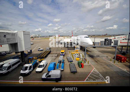 Les préparations d'un Boeing 747-400 de Qantas, BAA Heathrow International Airport, Terminal 4, London, England, United Kin Banque D'Images