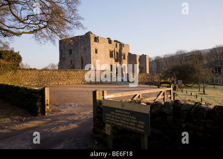 Barden Tower (lumière du soleil sur la magnifique ruine historique et panneau d'information à la porte d'entrée) - Bolton Abbey Estate, Yorkshire Dales, Angleterre. Banque D'Images