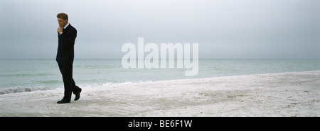 Man Walking on beach Banque D'Images