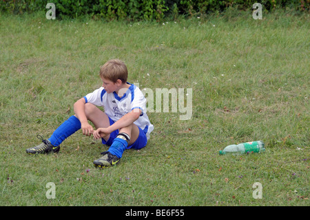 A neuf ans, joueur de la ligue junior E-2 pour le match d'attente pour commencer, children's soccer tournament, Baden-Wuerttember Banque D'Images