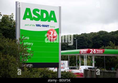 ASDA, partie de Wal Mart famille, supermarché, station essence, ouverte 24 heures sur 24. Banque D'Images