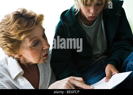 Petit-fils d'aider grand-mère à faire ses devoirs Banque D'Images