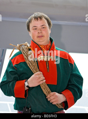 Jeune homme en costume traditionnel sami parle de la vie de son peuple. Banque D'Images