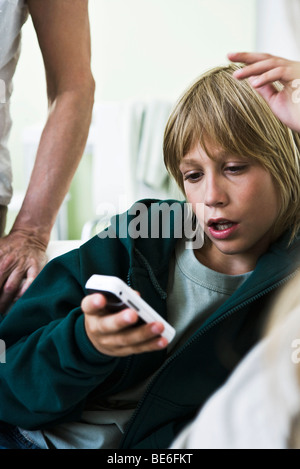 Boy looking at cell phone Banque D'Images