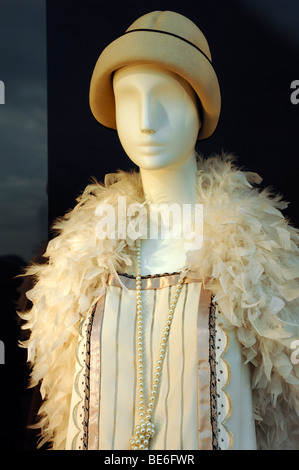 Le mannequin de la fenêtre habillée dans un style 20s a volé de plumes et un chapeau dans un grand magasin, Hambourg, Allemagne, Europe Banque D'Images