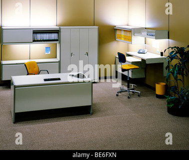 bureau d'affaires 1970s heures sur 24, 7 jours sur 7 avec bureau mural et chaises jaunes Banque D'Images