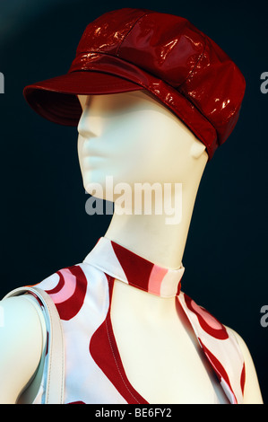 Le mannequin de la fenêtre habillée dans le style des années 60 portant un chapeau en cuir de brevet dans un grand magasin, Hambourg, Allemagne, Europe Banque D'Images