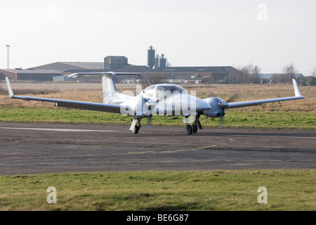 Diamond DA42 Twin Star G-CDKR le roulage à Sandtoft Airfield Banque D'Images