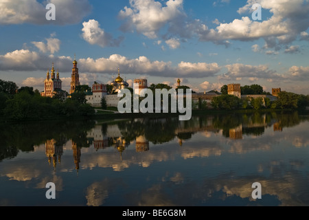 Avis de couvent Novodievitchi à Moscou à travers l'étang Banque D'Images