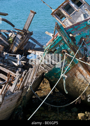 Les épaves de bateaux de pêche sur la rive dans le port de Camaret sur Mer, Bretagne, France Banque D'Images