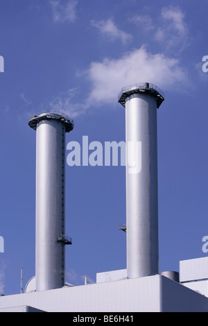 Cheminées d'une centrale de production combinée chaleur-électricité, cogénération, Thalkirchen Munich, Bavaria, Germany, Europe Banque D'Images