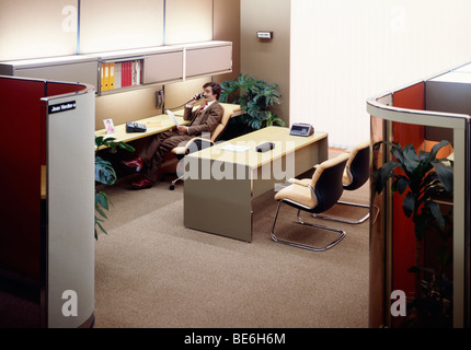 1980 open space bureau avec téléphone à l'exécutif Banque D'Images