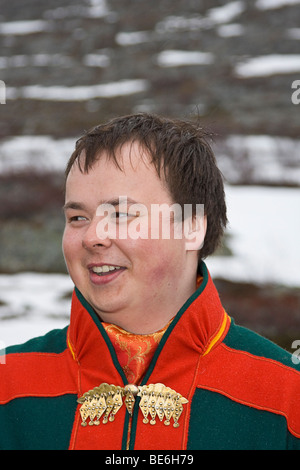 Jeune homme en costume traditionnel sami parle de la vie de son peuple. Banque D'Images