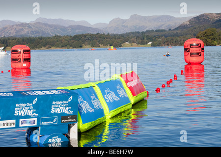 Le Grand Nord à la nage, 1 km de natation de bienfaisance sur le lac Windermere dans le Lake District, UK. Banque D'Images