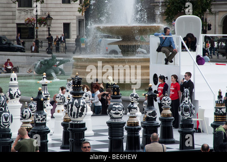 Jeu d'échecs et du conseil d'administration conçu par Jaime hayon pour le London Design Festival 2009. En usage à Trafalgar Square, Londres. Banque D'Images