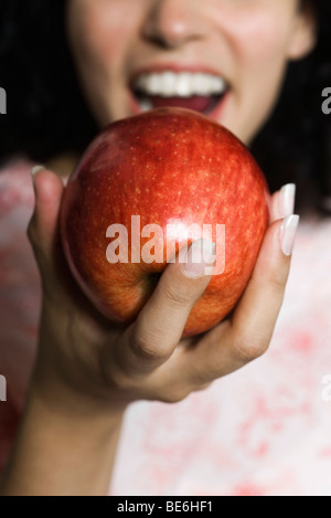 Woman eating apple, cropped Banque D'Images