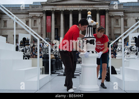 Jeu d'échecs et du conseil d'administration conçu par Jaime hayon pour le London Design Festival 2009. En usage à Trafalgar Square, Londres. Banque D'Images