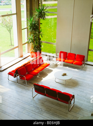 Réception avec bureau chaises rouges Banque D'Images