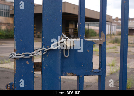 Portes en métal bleu avec une chaîne et cadenas Banque D'Images