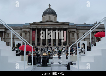 Jeu d'échecs et du conseil d'administration conçu par Jaime hayon pour le London Design Festival 2009. En usage à Trafalgar Square, Londres. Banque D'Images