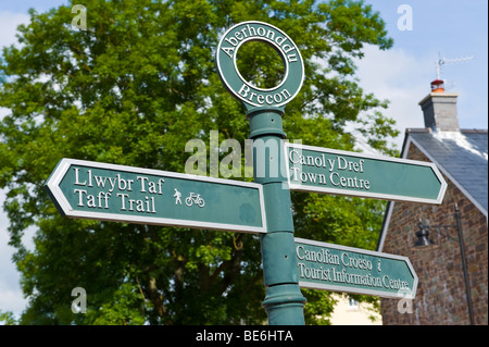 Des panneaux de direction du tourisme à Brecon Powys Pays de Galles UK Banque D'Images