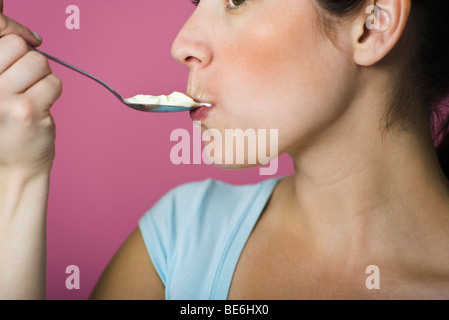 Woman eating cuillère pleine de crème glacée Banque D'Images