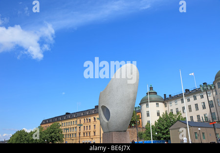 Monument moderne en pierre dans la ville de Stockholm. Banque D'Images