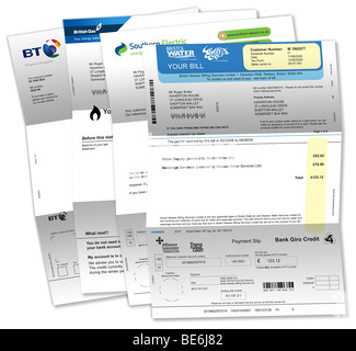 Factures (téléphone, gaz, électricité et eau) sur fond blanc. Banque D'Images